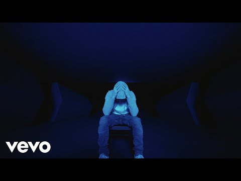 「Eminem - Darkness」ミュージックビデオのサムネイル画像です。